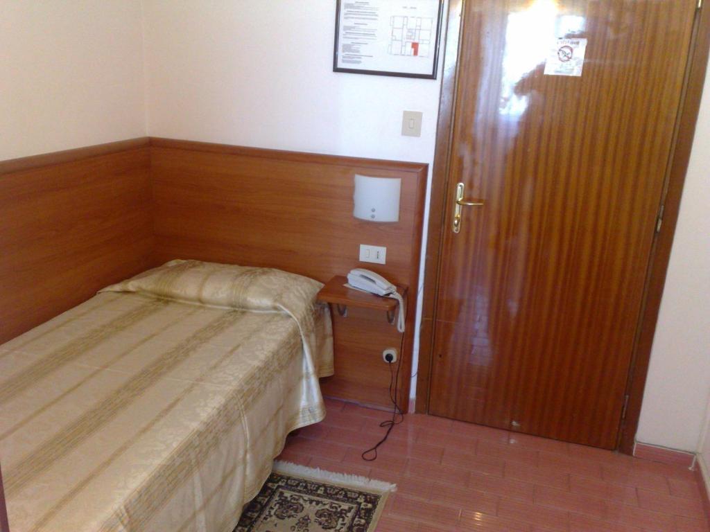 Parking Hotel Giardino Livorno Szoba fotó