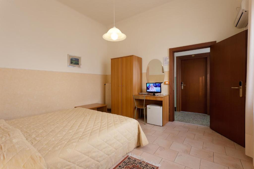 Parking Hotel Giardino Livorno Szoba fotó