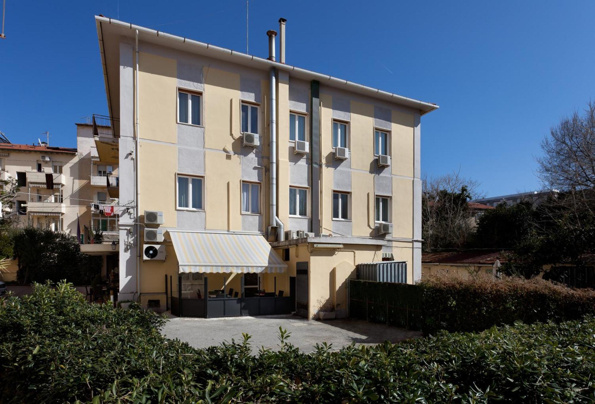Parking Hotel Giardino Livorno Kültér fotó