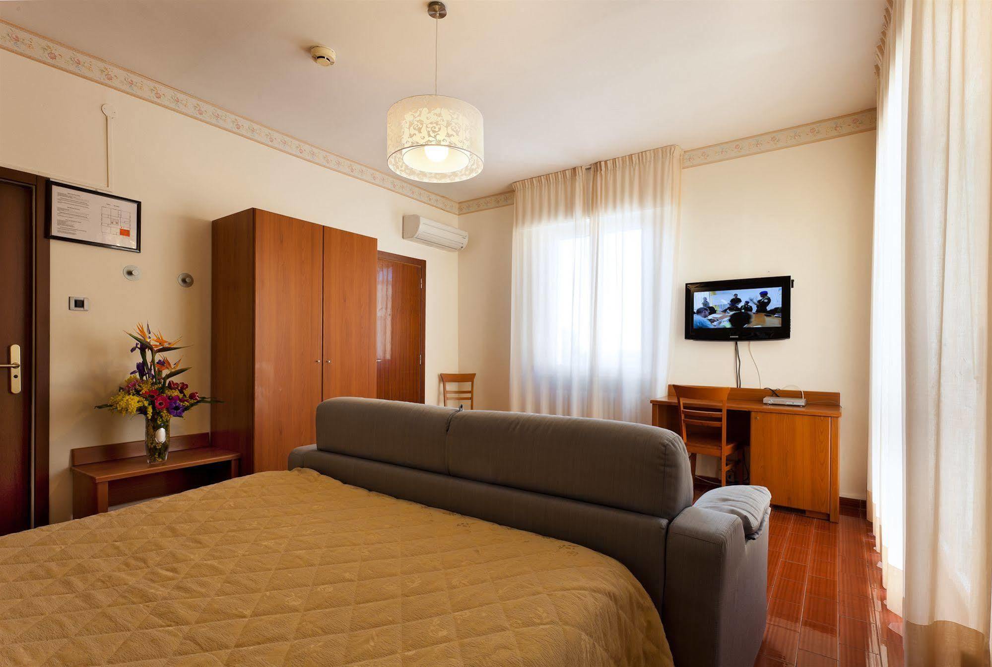 Parking Hotel Giardino Livorno Kültér fotó