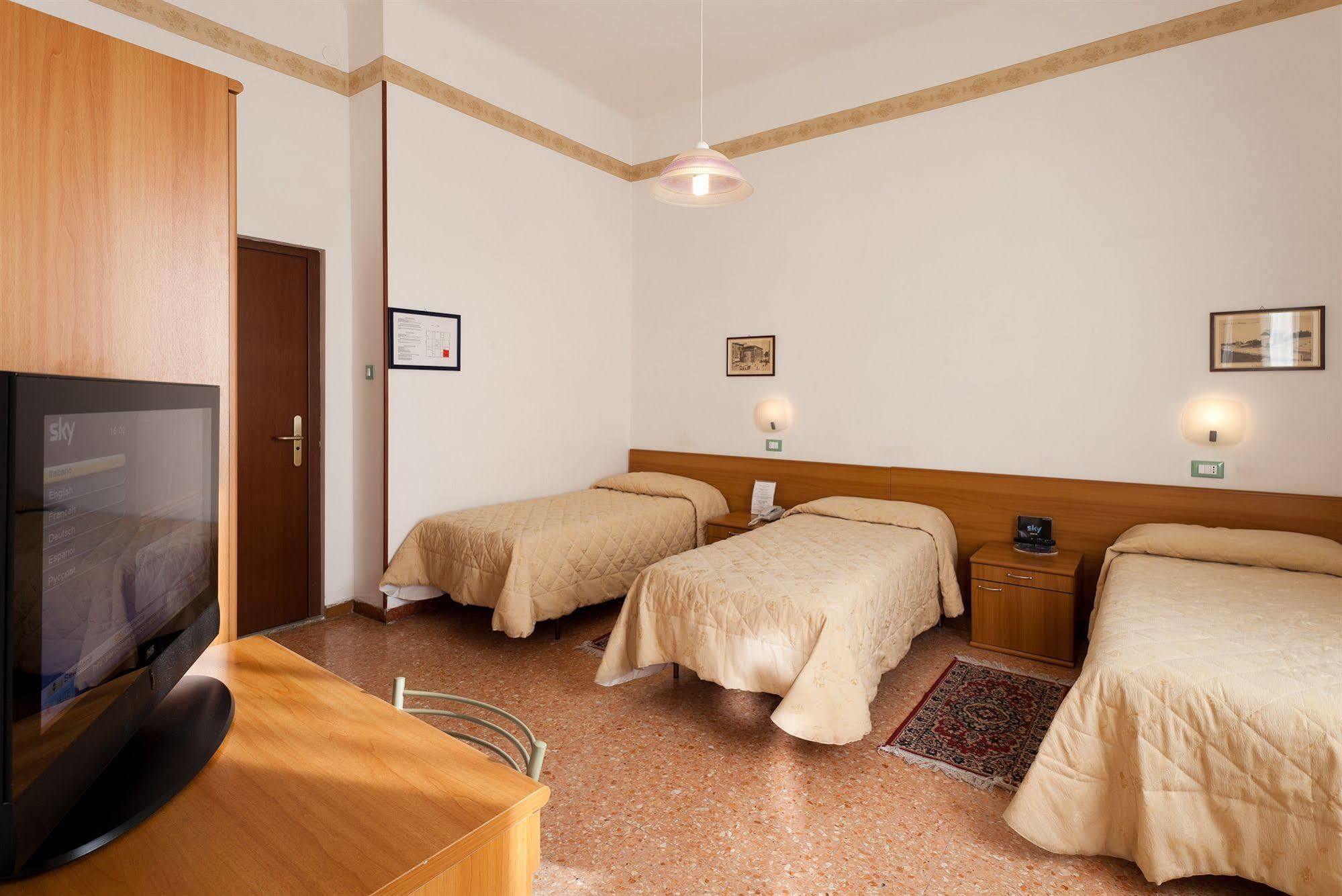 Parking Hotel Giardino Livorno Kültér fotó