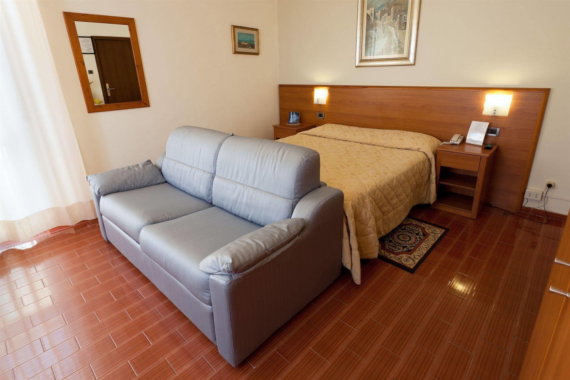 Parking Hotel Giardino Livorno Kültér fotó