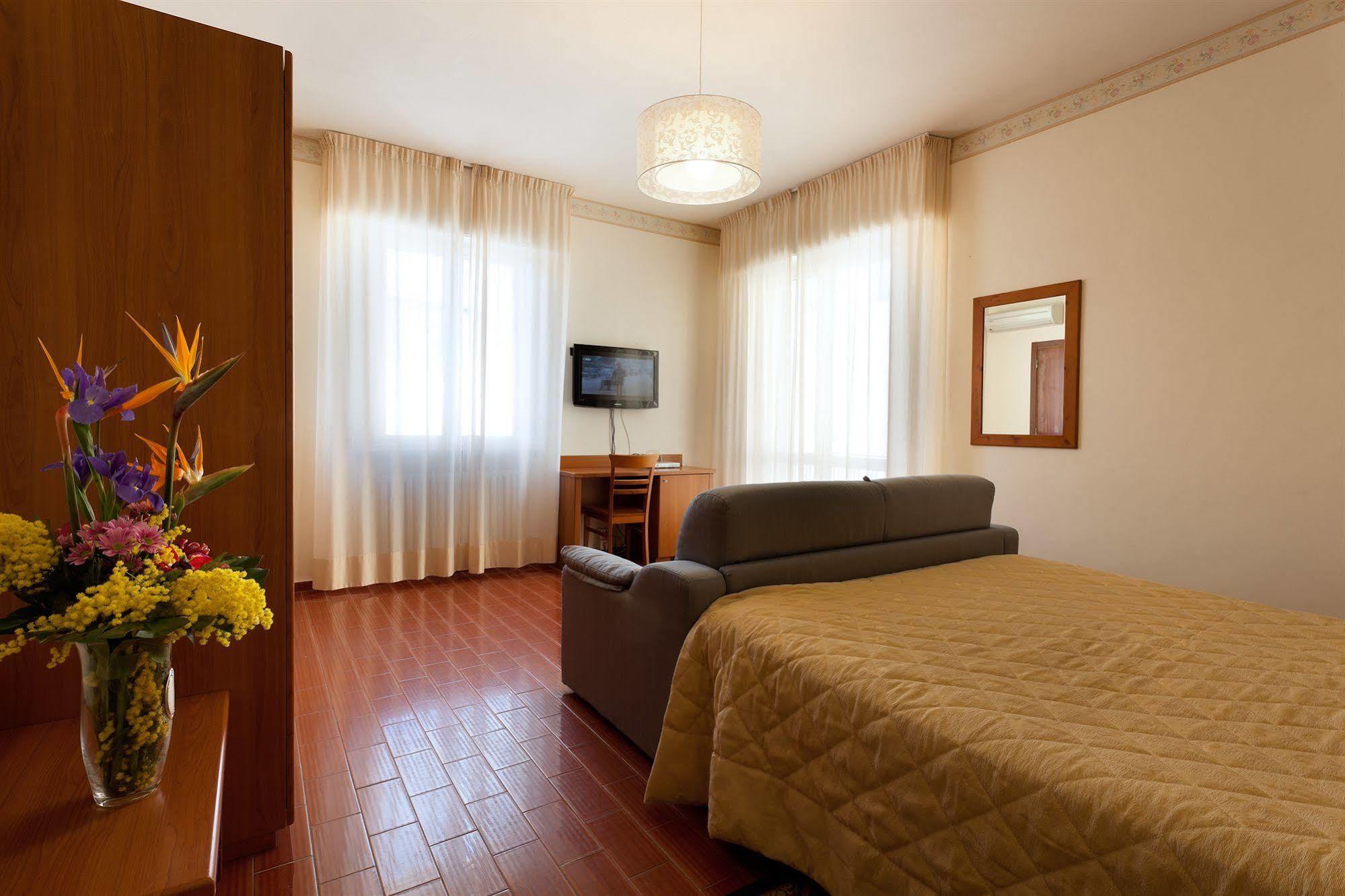 Parking Hotel Giardino Livorno Kültér fotó