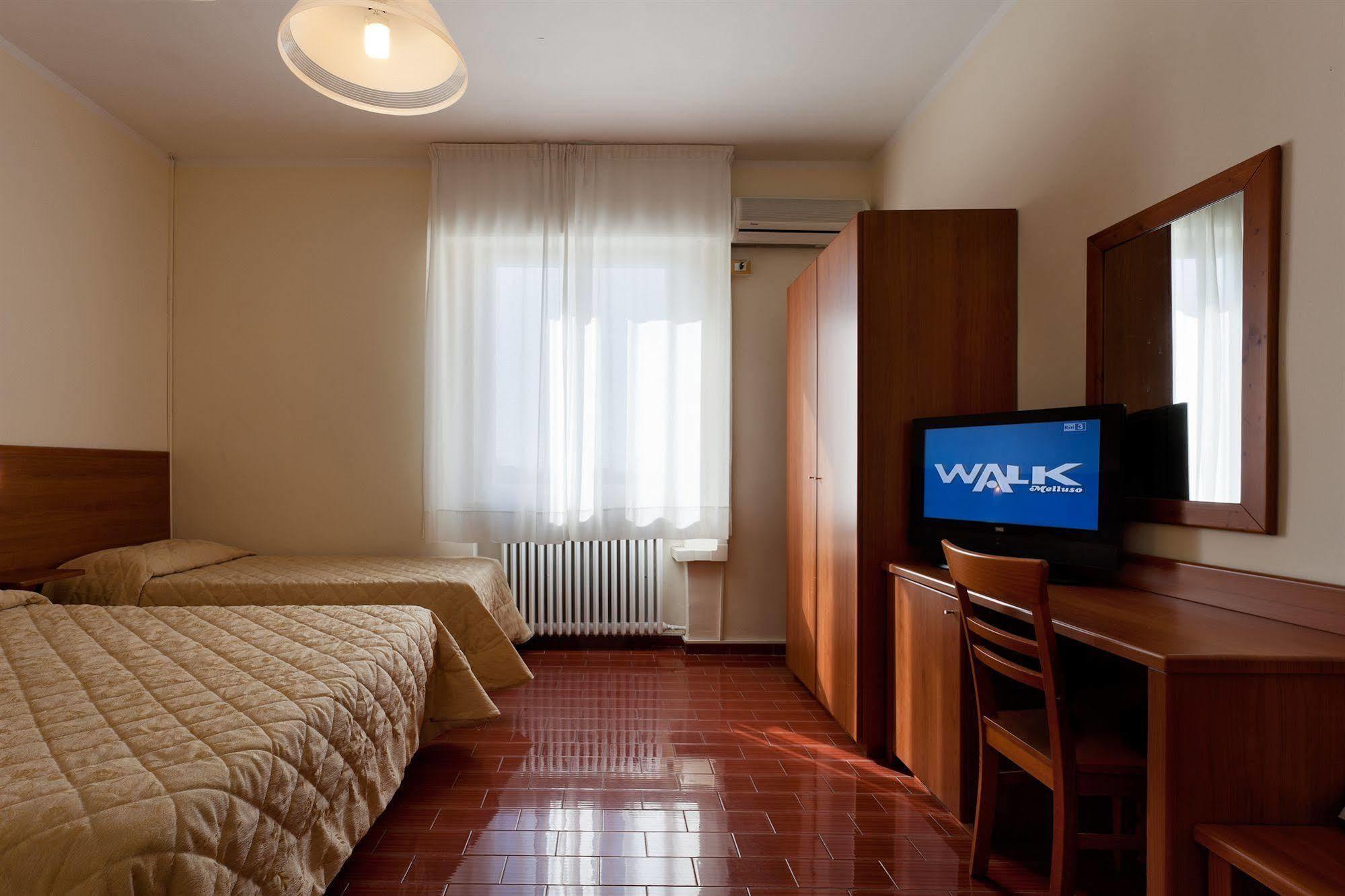 Parking Hotel Giardino Livorno Kültér fotó