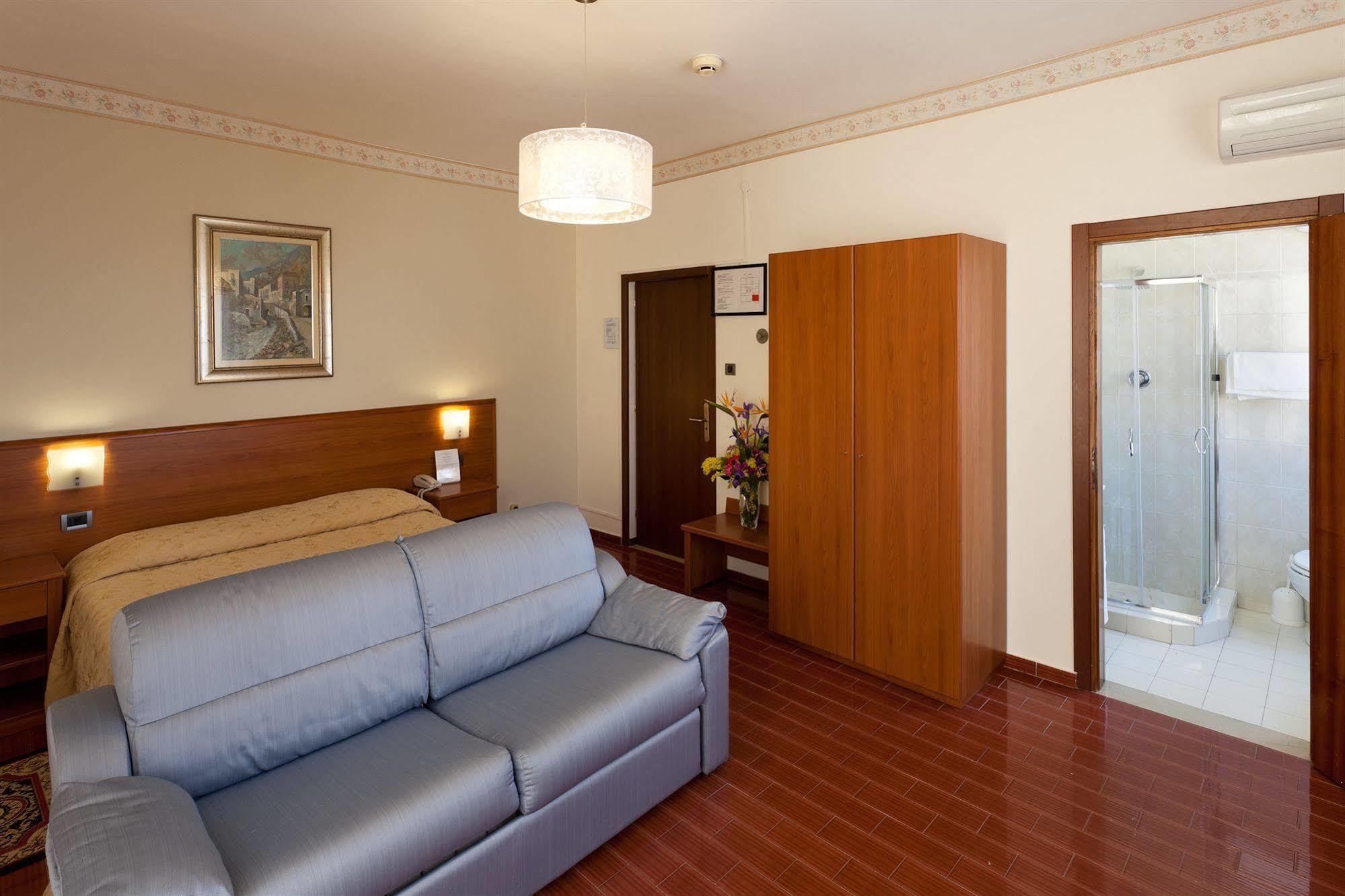 Parking Hotel Giardino Livorno Kültér fotó