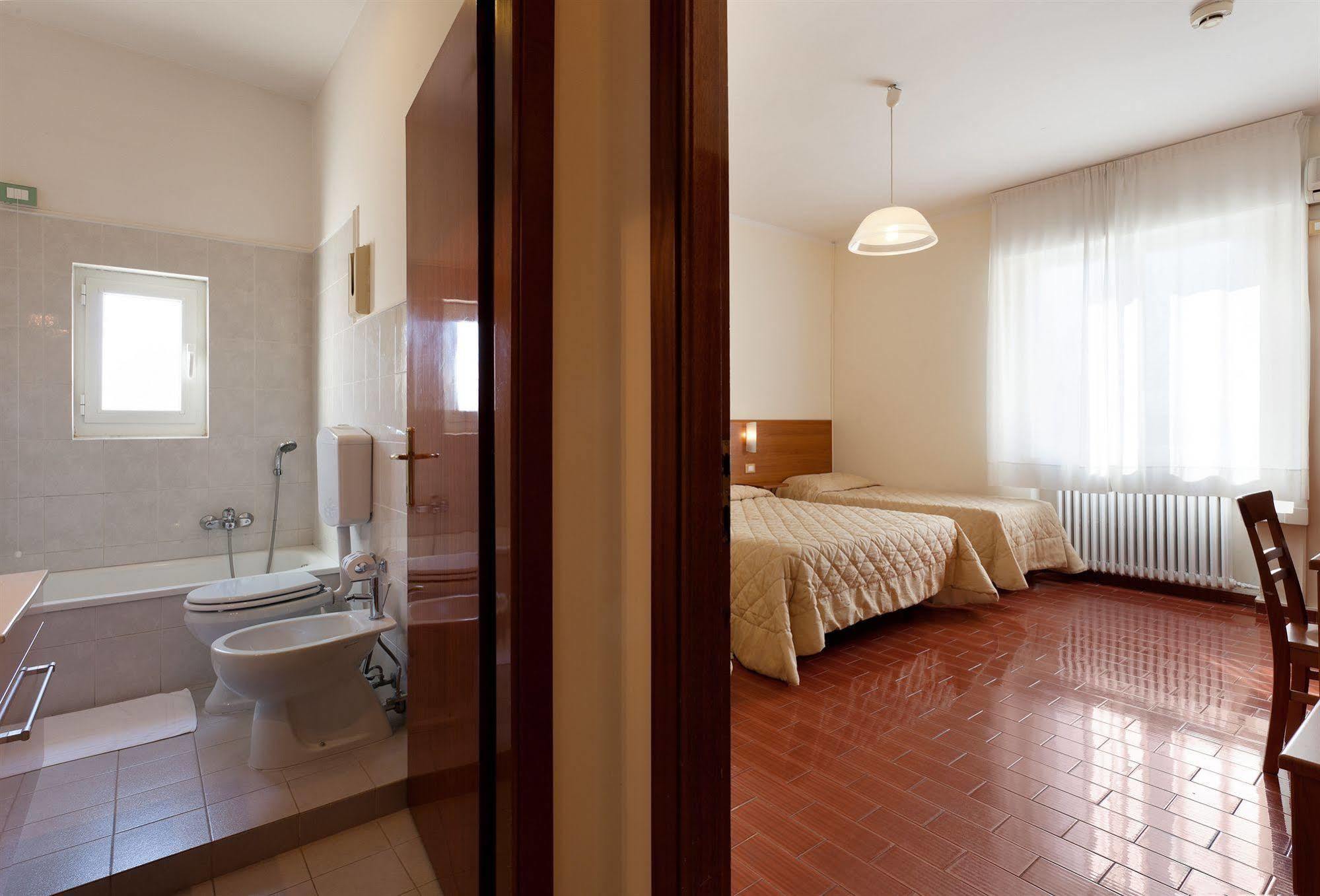 Parking Hotel Giardino Livorno Kültér fotó