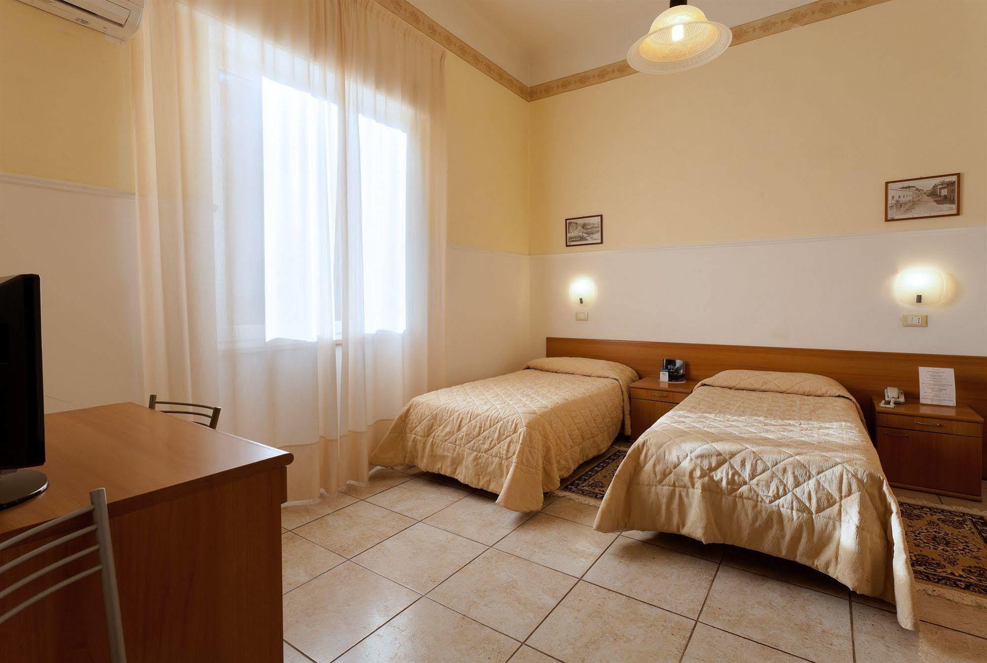 Parking Hotel Giardino Livorno Kültér fotó