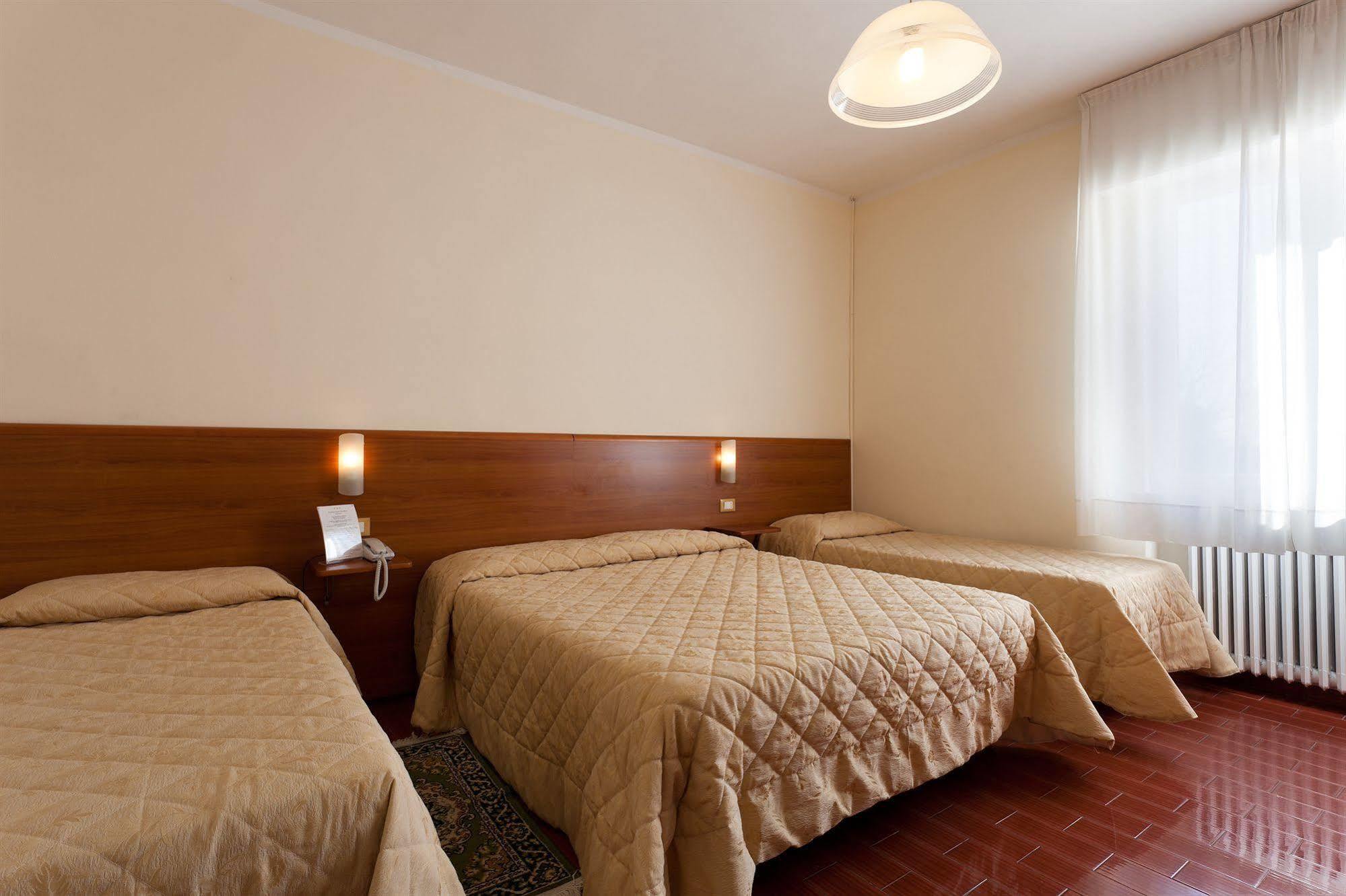 Parking Hotel Giardino Livorno Kültér fotó