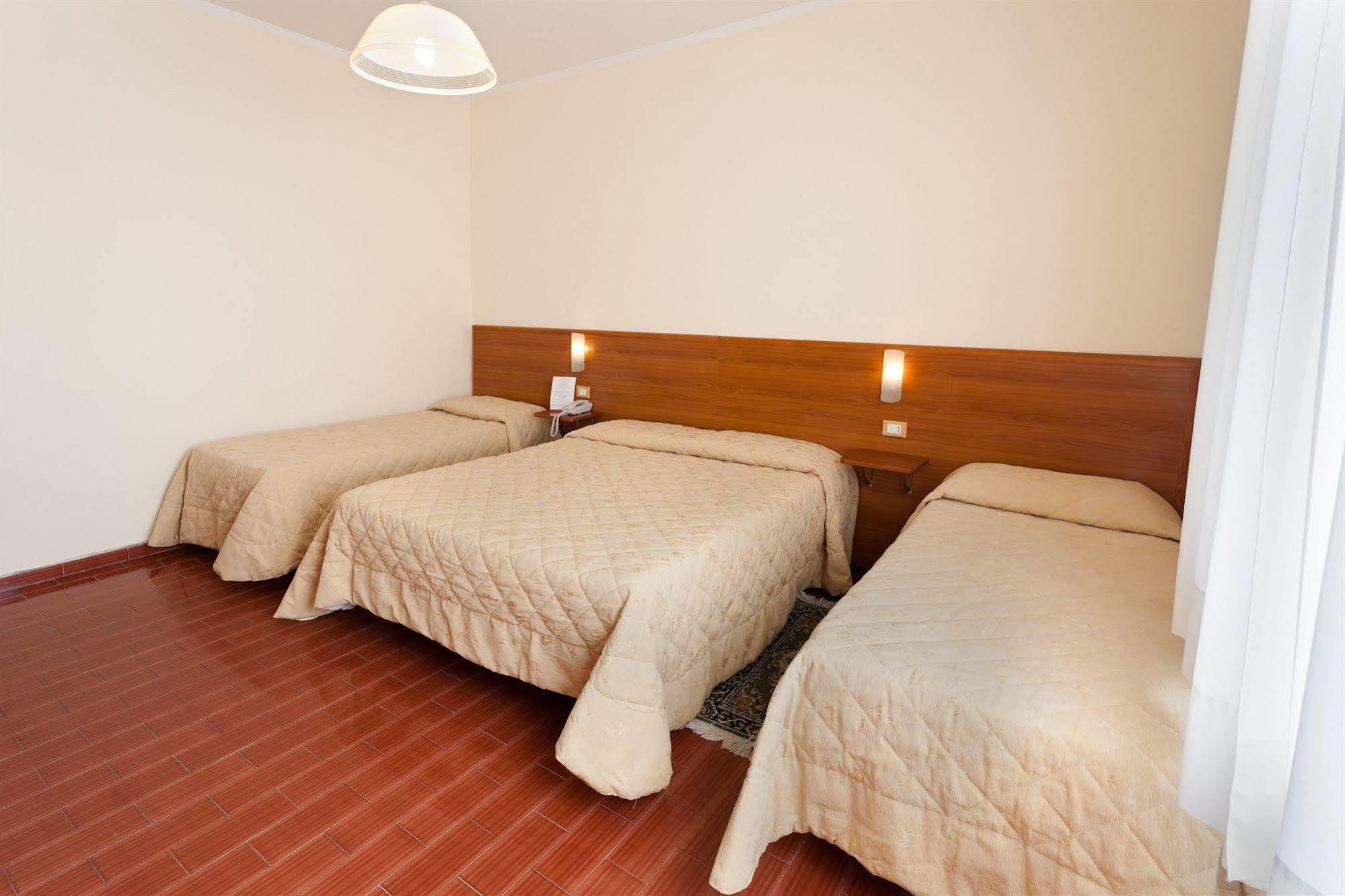 Parking Hotel Giardino Livorno Kültér fotó