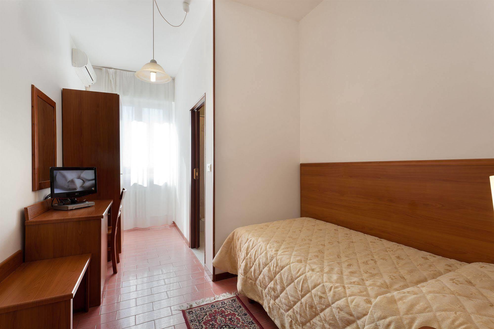 Parking Hotel Giardino Livorno Kültér fotó