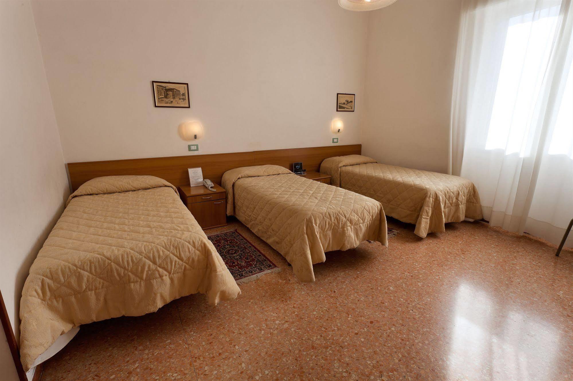 Parking Hotel Giardino Livorno Kültér fotó
